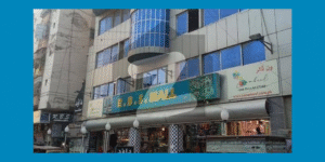 Jama Cloth entrance in Karachi with wholesale clothing shops and people shopping